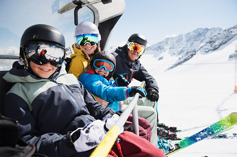 Familie beim Skifahren